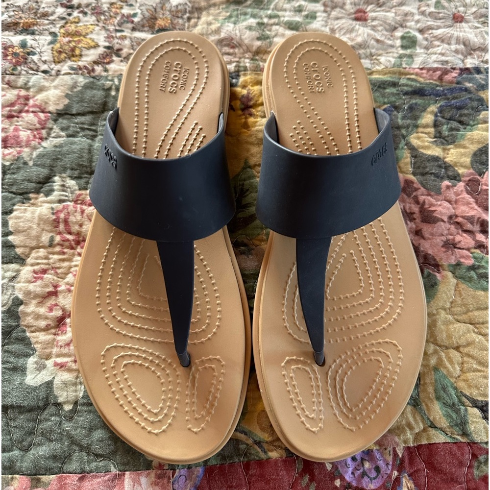 NWOT Crocs flip flops